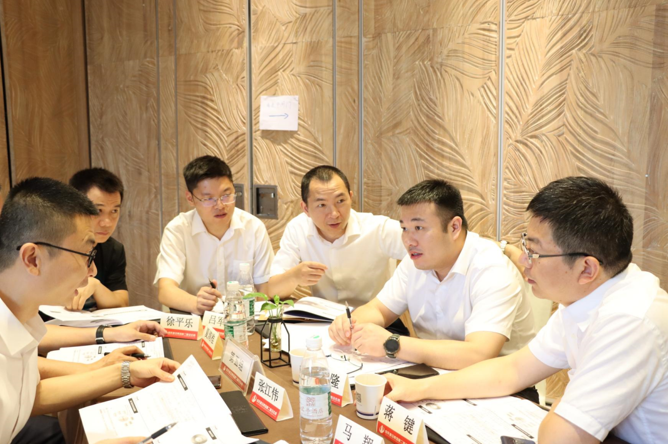 2021年6月25日-26日，乐天使二建组织开展了2021年中高层主管执行力培训。本次培训特邀清华、北大、上海交大总裁班讲师，中国企业家协会特聘高级讲师许晋老师进行授课。